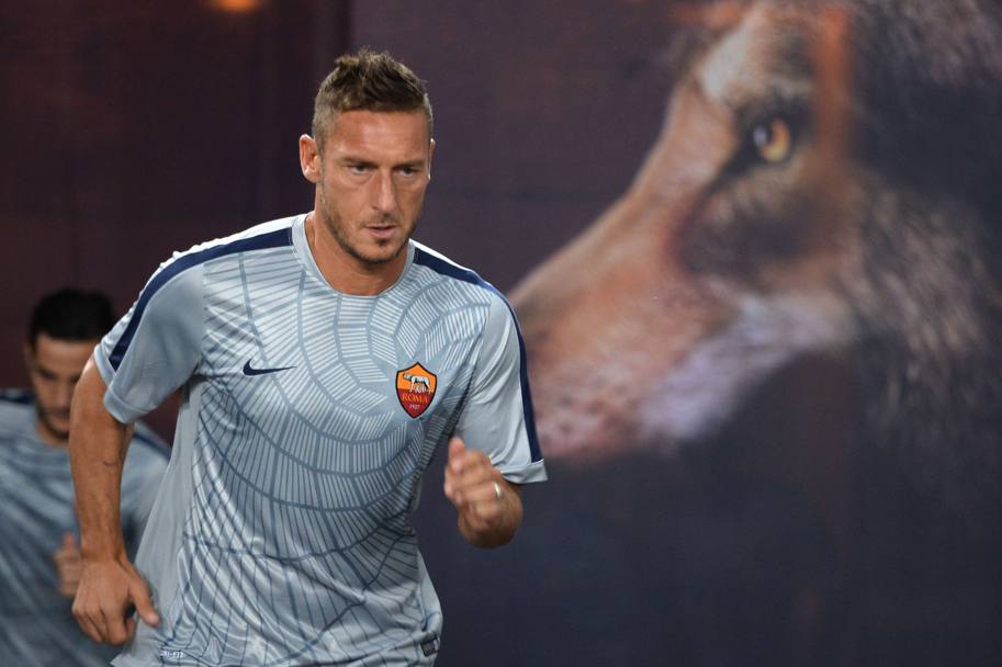 Francesco Totti si scalda prima di Roma-Cska. Afp